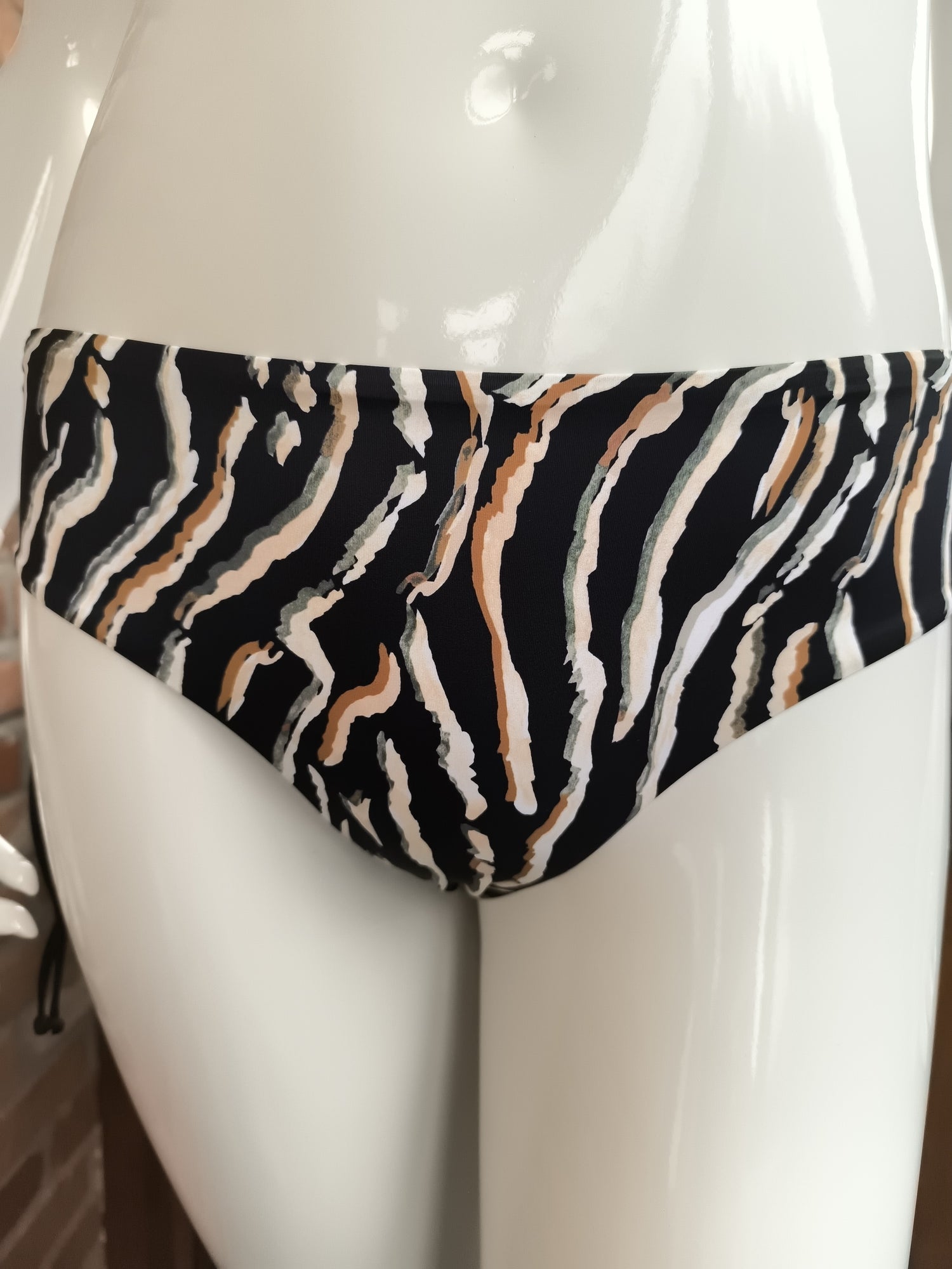 Triumph Charm Elegance 2.0 Midi maudymosi kelnaitėms.